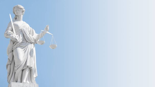 Statue einer Richterin mit Waage und Schwert am blauen Gradientenhimmel  - Foto, Bild