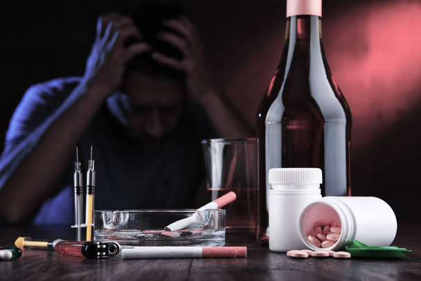 Sustancias adictivas y la figura de un hombre adicto - Foto, imagen
