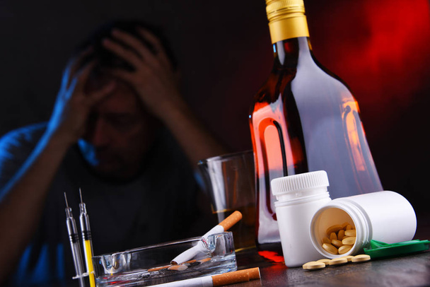 Sustancias adictivas y la figura de un hombre adicto - Foto, imagen
