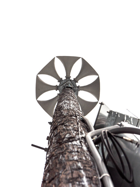 Olhando para um poste de madeira resistido em vários multi direcional rodada amplificada sirene de emergência ou chifres do meio-dia com caixa elétrica e fiação isolada em fundo branco em uma cidade em Wisconsin
. - Foto, Imagem