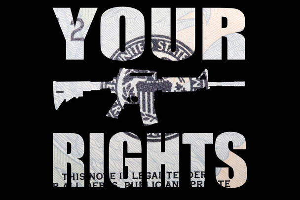 Pistola con tus letras de derechos, dinero sobre fondo negro
. - Foto, imagen
