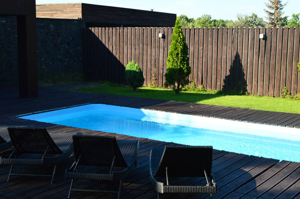 Sininen uima-allas aurinkotuoleilla - Valokuva, kuva