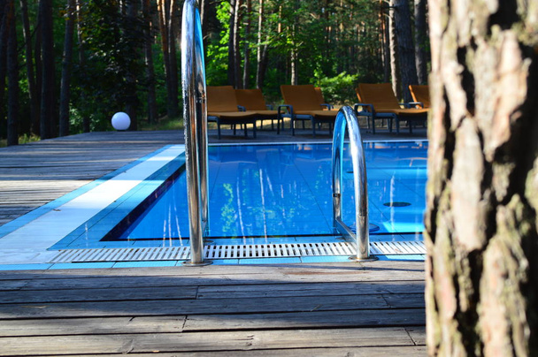 Modrý bazén s lehátky - Fotografie, Obrázek