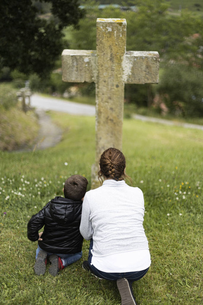 Matka i syn przed krzyżem - Zdjęcie, obraz