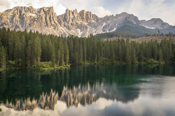 Lago di Carezza, piękne jezioro w Dolomitach. - Zdjęcie, obraz