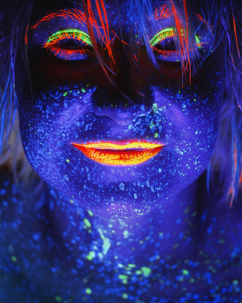 Vücut sanatı Luminofor Glow neon ışık makyaj - Fotoğraf, Görsel
