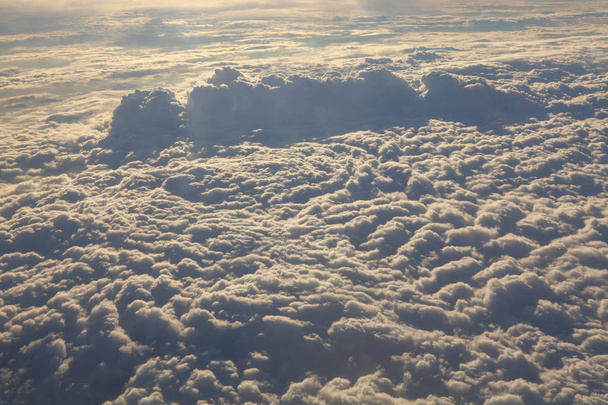 Landschaft mit wolkenverhangenem Himmel - Foto, Bild