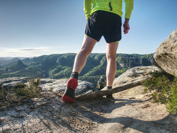 Trail runner in terreno naturale, contorno del corpo a bassa vista alla caviglia
 - Foto, immagini