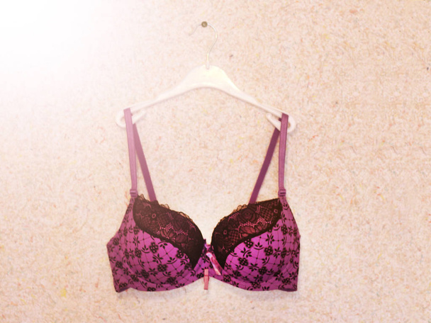 Soutien-gorge violet sur cintre
 - Photo, image