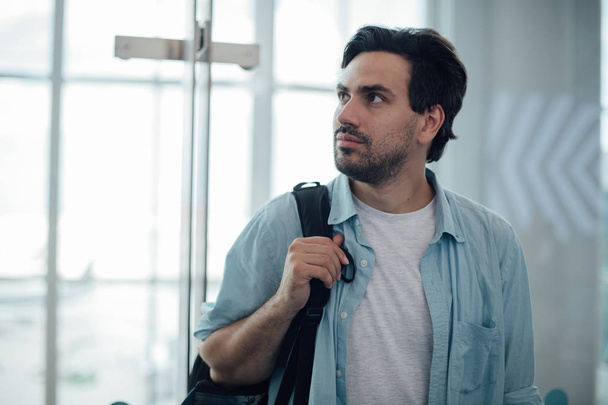 Facet z plecakiem na lotnisku - Zdjęcie, obraz