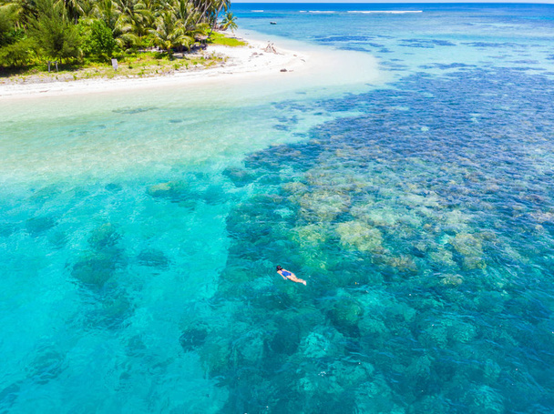 Εναέρια κορυφή προς τα κάτω οι άνθρωποι snorkeling σε κοραλλιογενή ύφαλο τροπική Καραϊβική θάλασσα, τυρκουάζ μπλε νερό. Ινδονησία Banyak Islands Σουμάτρα, τουριστικός προορισμός για καταδύσεις. - Φωτογραφία, εικόνα