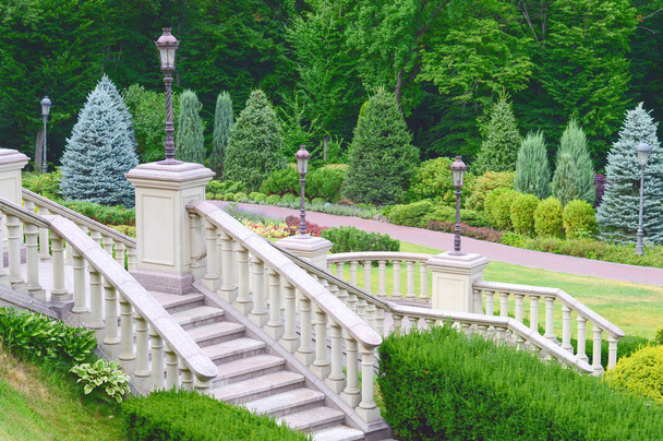 Diseño clásico del paisaje con césped verde, escaleras y caminos con adoquines
 - Foto, imagen