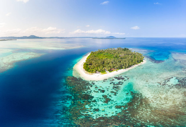 Εναέρια θέα νησιά Μπάνιακ Σουμάτρα τροπικό αρχιπέλαγος Ινδονησία, κοραλλιογενείς υφάλους παραλία τιρκουάζ νερό. Ταξιδιωτικός προορισμός, καταδύσεις με αναπνευστήρα, μη μολυσμένο οικοσύστημα - Φωτογραφία, εικόνα