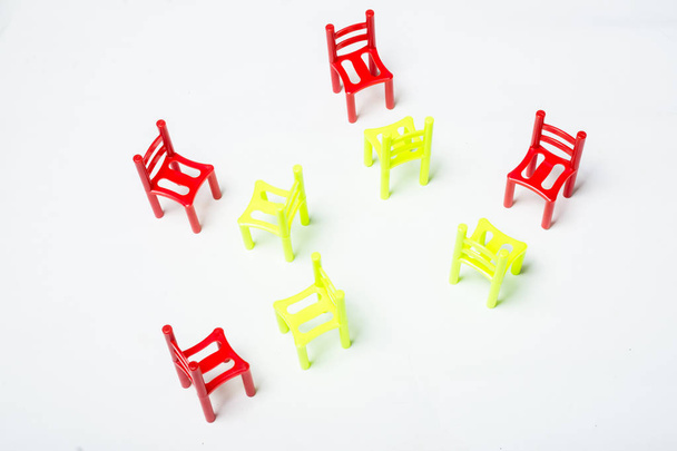 El concepto de negociación, discusión, comunicación, aprendizaje. Un montón de sillas multicolores sobre un fondo blanco
. - Foto, Imagen