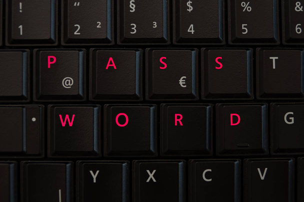 Концепция безопасности пароля в Интернете на клавиатуре с выделенными буквами
 - Фото, изображение