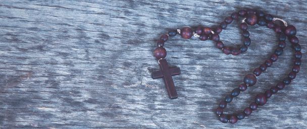 Chiudere rosario su sfondo ligneo come simbolo di salvezza e  - Foto, immagini