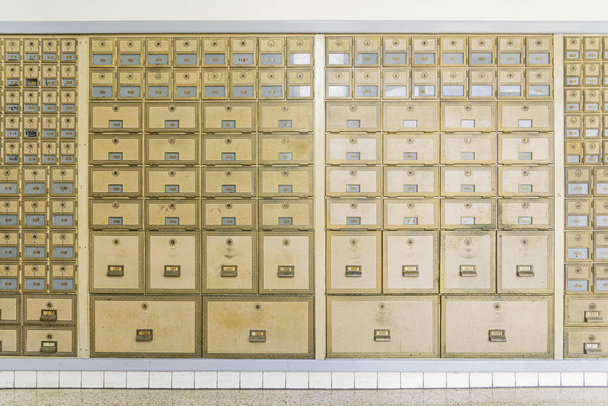 Μέσα του αιώνα σχέδιο ορείχαλκος ταχυδρομικά γραμματοκιβώτια - Φωτογραφία, εικόνα