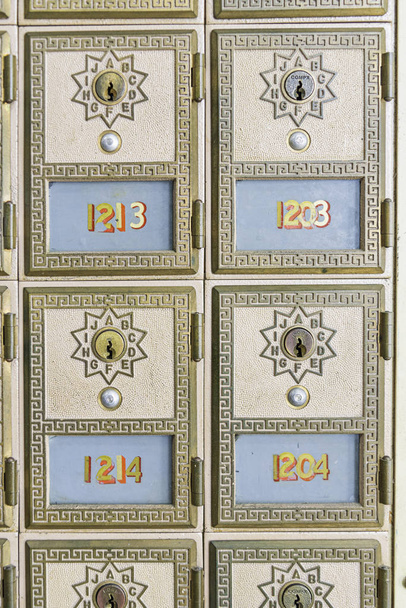 ミッドセンチュリーデザイン真鍮郵便局メールボックス - 写真・画像