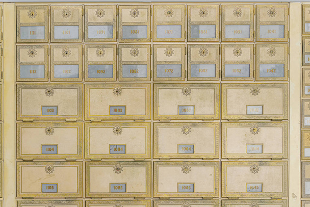 Папки Mid-Century Design Brass Post Office
 - Фото, изображение