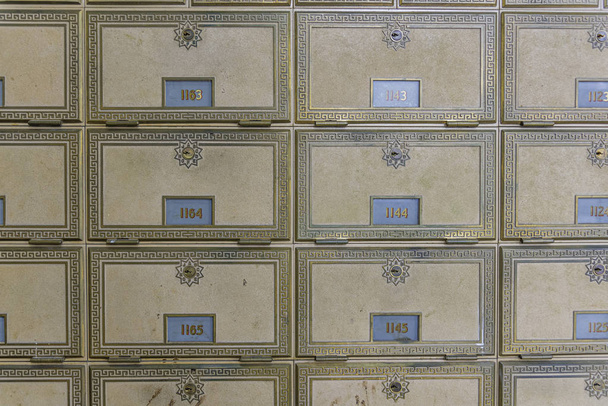 Boîte aux lettres en laiton design du milieu du siècle
 - Photo, image