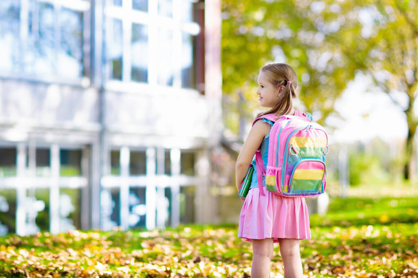 Niño volviendo a la escuela, año de inicio
 - Foto, Imagen
