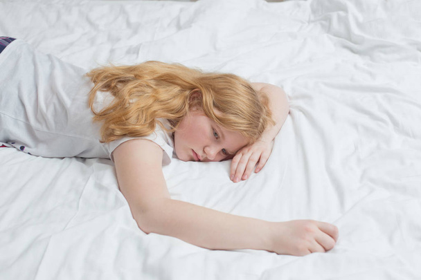 teenager girl on bed  - Φωτογραφία, εικόνα