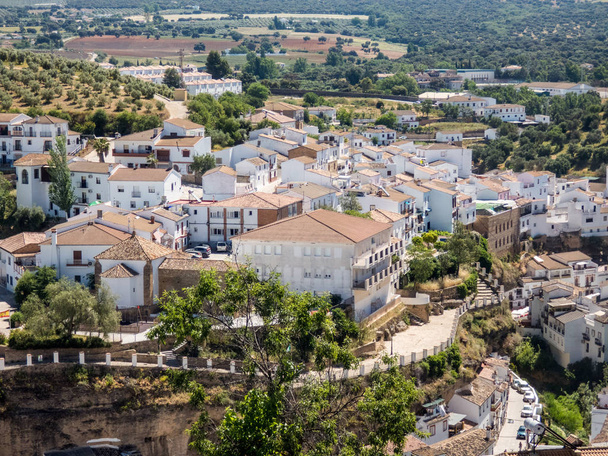 Vista superior del pueblo de Olvera, uno de los hermosos pueblos blancos
  - Foto, Imagen
