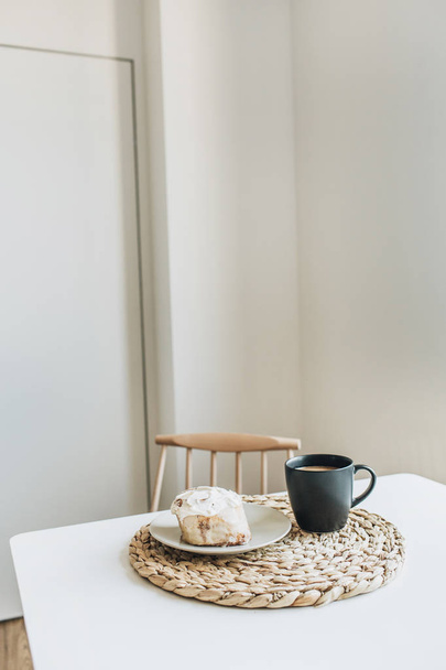 Petit déjeuner matinal avec café et dessert. Design d'intérieur moderne
. - Photo, image
