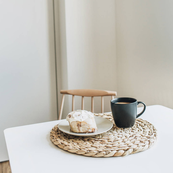 Petit déjeuner matinal avec café et dessert. Design d'intérieur moderne
. - Photo, image