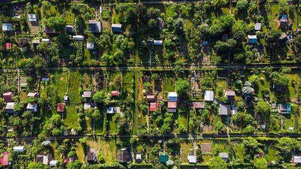 Jardins minúsculos da parcela, ecologia na cidade grande, vista aérea
 - Foto, Imagem