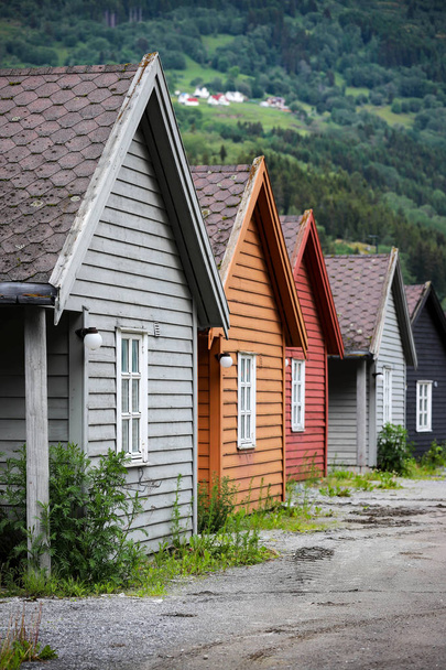 kleine Ferienhäuser in verschiedenen Farben in Sogndal, Norwegen - Foto, Bild