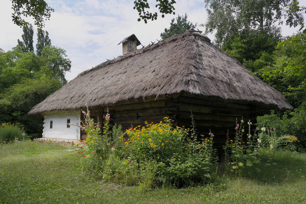 altes ukrainisches Haus. ukrainische Hütte aus dem neunzehnten Jahrhundert. Sommerlandschaft, Sonnenschein. Dorf Pirogowo. - Foto, Bild
