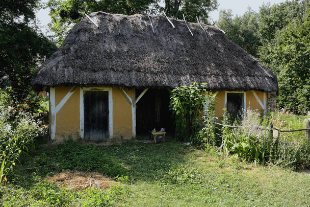Old Ukrainian house. Ukrainian hut of the nineteenth century. Summer landscape, sunshine. Village Pirogovo. - Photo, Image