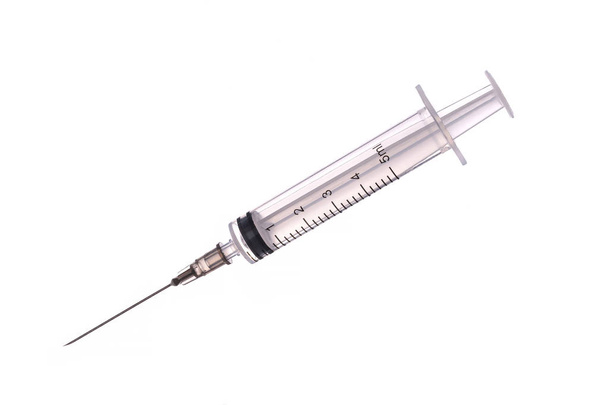 seringa médica com uma agulha longa para o tratamento de doenças e tiros de beleza em um fundo branco
 - Foto, Imagem