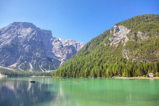 совершенная природа гор и озера
  - Фото, изображение