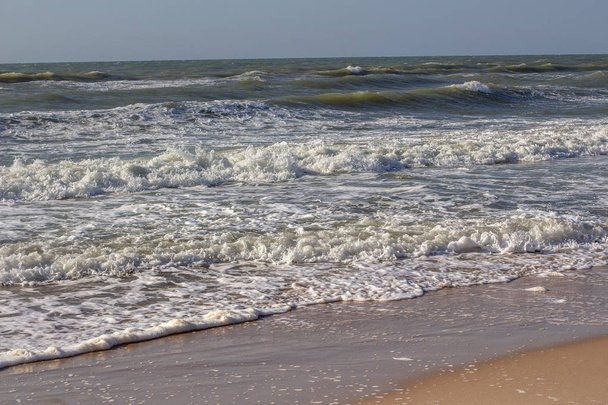 θυελλώδεις καιρικές συνθήκες με κύματα στη θάλασσα - Φωτογραφία, εικόνα