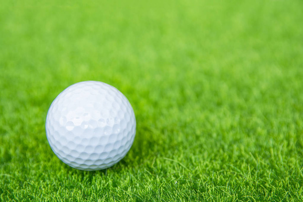 Golfový míč na zelené trávě připravený k hraní na golfovém hřišti. s kopií - Fotografie, Obrázek