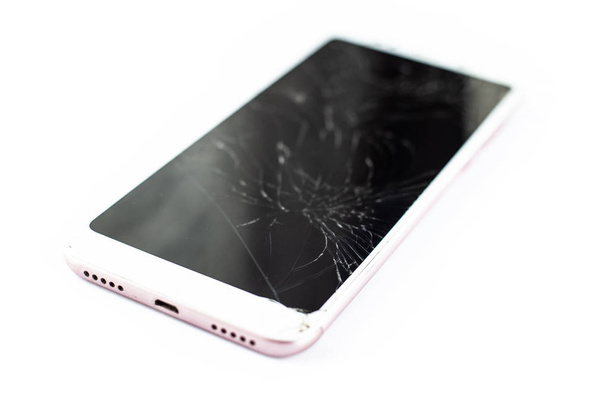 téléphone blanc avec un capteur et un écran cassés, vitre tactile fissurée sur un fond blanc isoler
  - Photo, image
