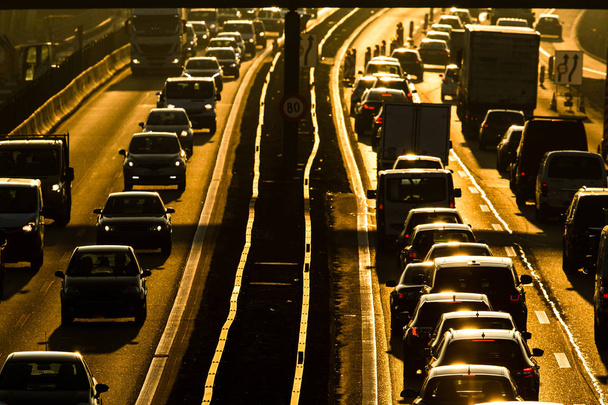 Coches que van muy lentamente en un atasco de tráfico durante la mañana rushhour
 - Foto, Imagen
