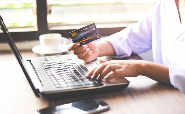 Kobieta ręce posiadania karty kredytowej i za pomocą laptopa do sklepu internetowego - Zdjęcie, obraz