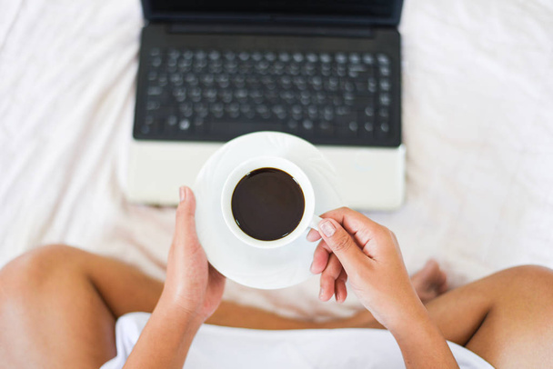 Πρωινή κούπα καφέ κορυφή θέα-γυναίκα κρατώντας κούπα καφέ με το χέρι w - Φωτογραφία, εικόνα