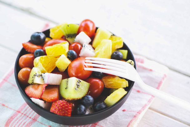 Fruitsalade Bowl verse zomergroenten en fruit gezonde orga - Foto, afbeelding