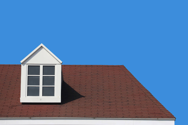 moderno techo a dos aguas pared de la casa de diseño con fondo de cielo azul claro
. - Foto, Imagen
