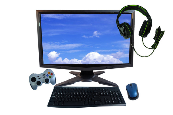 日常的に使用するためのガジェットや電子機器、コンピュータデスクトップPC、キーボードとワイヤレスマウス、コントローラやジョイスティック、白い背景に隔離されたゲームヘッドセットを備えたデスク - 写真・画像
