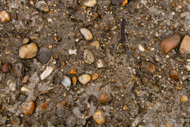 Pebble stenen vloer tegel naadloze achtergrond. Cement gemengd grind Pebble stenen vloer textuur. - Foto, afbeelding