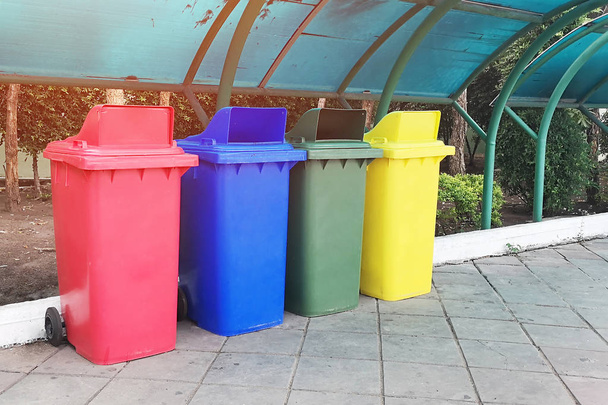 Pojemnik na odpady plastikowe, separacja kolorów według zużycia. Duży i trwały, nadaje się do użytku w miejscach publicznych. - Zdjęcie, obraz