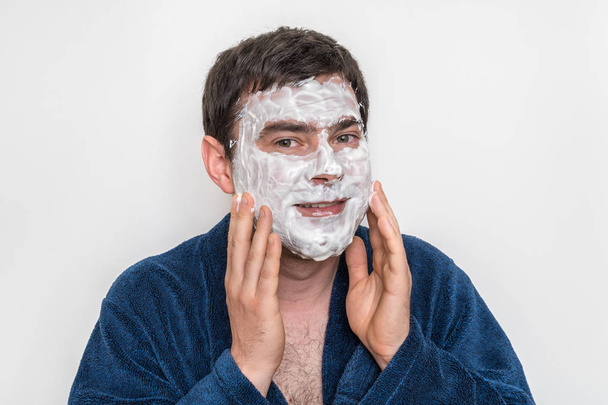 Homem engraçado com máscara de creme branco natural em seu rosto
 - Foto, Imagem