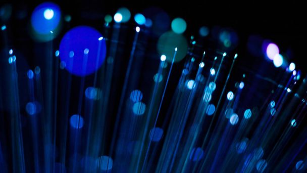 Sfondo blu luminoso astratto, concetto di connessione in fibra ottica digitale
. - Foto, immagini