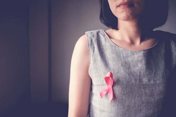 ピンクのリボンを持つアジアの女性, 乳癌の認識, 10月 p - 写真・画像