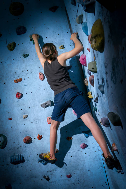 Teenage Boy treinando na parede de escalada
 - Foto, Imagem